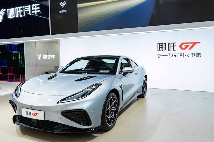 广州248哪吒汽车在智能汽车领域的表现，领途汽车在新能源汽车市场中的影响力